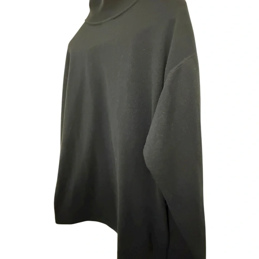 The North Face Men's navy blue Half-Zip Sweatshirt logo on the front zipper.New